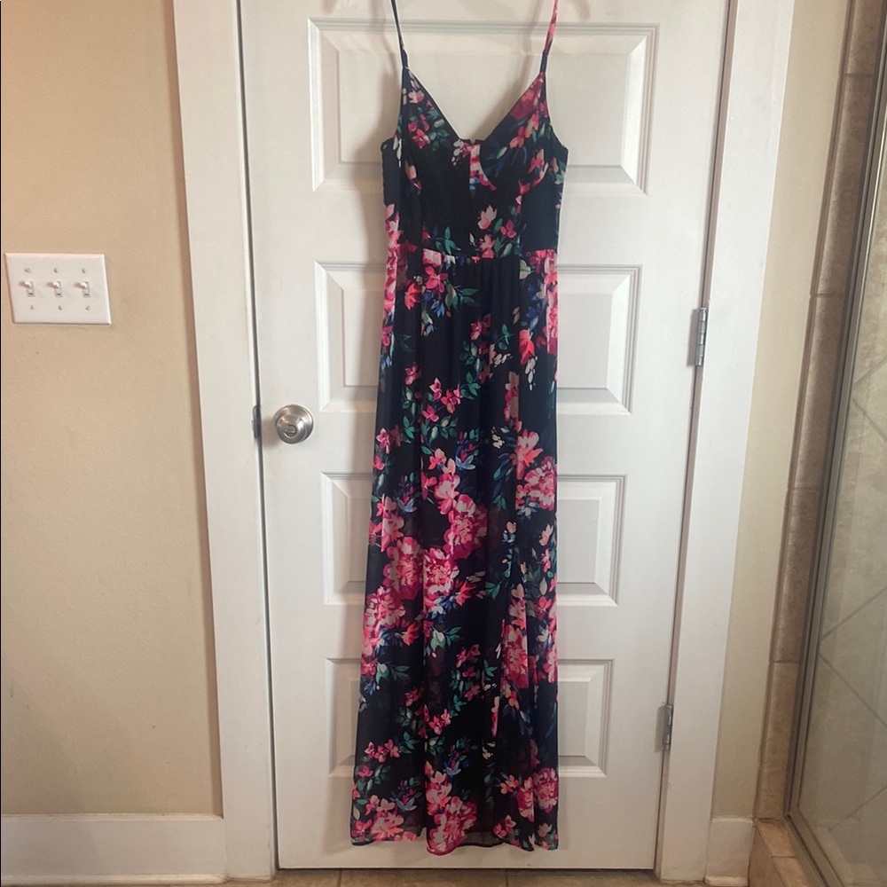 Black Express Maxi Sundress with Spaghetti Straps and V-Neck for Resort Wear
